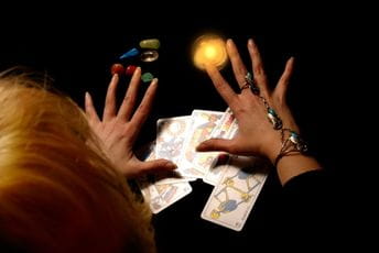 Optužnica protiv vračare iz Srbije: Teslićanku prevarila za 10.000 konvertabilnih maraka Optužnica protiv vračare iz Srbije: Teslićanku prevarila za 10.000 konvertabilnih maraka