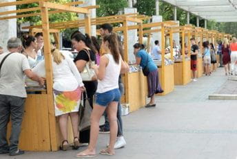 Počela prodaja polovnih knjiga u Podgorici, prodavci nezadovoljni Počela prodaja polovnih knjiga u Podgorici, prodavci nezadovoljni