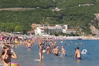 Gužva na Jazu: Turisti preplavili plažu, uživanje na suncu i u toploj vodi (FOTO) Gužva na Jazu: Turisti preplavili plažu, uživanje na suncu i u toploj vodi (FOTO)