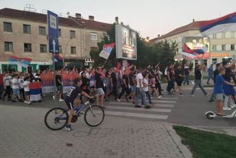 Održana protestna šetnja u Nikšiću, okupljeni uglavnom nijesu nosili maske Održana protestna šetnja u Nikšiću, okupljeni uglavnom nijesu nosili maske