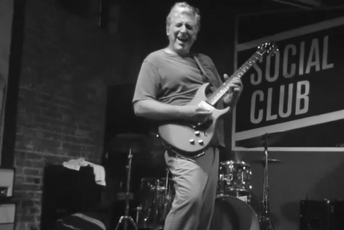 Preminuo bivši gitarista Pepersa Džek Šerman Preminuo bivši gitarista Pepersa Džek Šerman