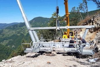 Za žičaru prema Đalovića pećini, postavljen stub na nepristupačnom planinskom vrhu Za žičaru prema Đalovića pećini, postavljen stub na nepristupačnom planinskom vrhu