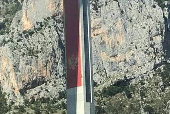 Zastava Crne Gore na mostu Moračica Zastava Crne Gore na mostu Moračica