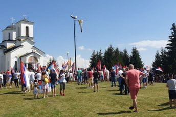 Auto-litija stigla do Jabuke: „Branimo svetinje s crnogorskom braćom“ (VIDEO) Auto-litija stigla do Jabuke: „Branimo svetinje s crnogorskom braćom“ (VIDEO)