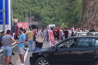 Slučaj "Auto kolona": Krivične prijave protiv pet sveštenika i Zdravka Krivokapića Slučaj "Auto kolona": Krivične prijave protiv pet sveštenika i Zdravka Krivokapića