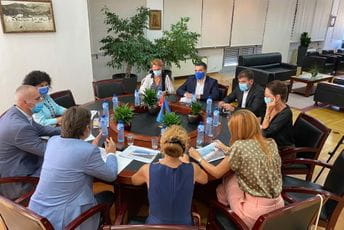 Pinama upravlja Opština i Morsko dobro, Ponta Seljanovo javno kupalište Pinama upravlja Opština i Morsko dobro, Ponta Seljanovo javno kupalište