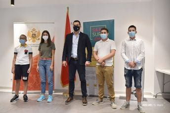 Janović uručio nagrade pobjednicima kviza Janović uručio nagrade pobjednicima kviza