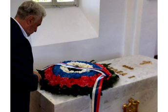 Okupatorskom trobojkom na grob kralja Nikole Okupatorskom trobojkom na grob kralja Nikole