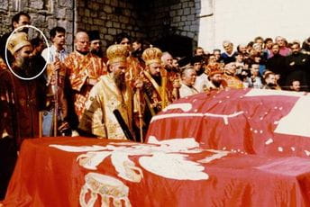 Pod kojom zastavom je sahranjen kralj Nikola? Pozivamo Amfilohija za svjedoka… Pod kojom zastavom je sahranjen kralj Nikola? Pozivamo Amfilohija za svjedoka…