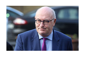 Evropski komesar podnio ostavku zbog prisustva zabavi na kojoj je bilo više ljudi od dozvoljenog Evropski komesar podnio ostavku zbog prisustva zabavi na kojoj je bilo više ljudi od dozvoljenog