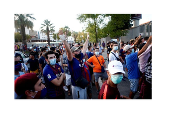 Burni protesti navijača Barse, upali na "Kamp Nou" Burni protesti navijača Barse, upali na "Kamp Nou"