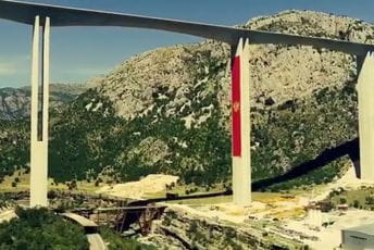 (VIDEO) Crnogorska zastava se zavijorila na Moračici (VIDEO) Crnogorska zastava se zavijorila na Moračici