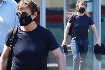 Tom Kruz u bioskopu sa maskom (VIDEO) Tom Kruz u bioskopu sa maskom (VIDEO)