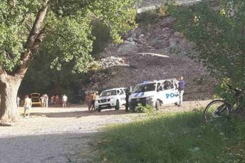 Na plaži u Rogamima napadnuta omladina SD-a, muškarac im oteo zastavu i dao je psu da je rastrgne Na plaži u Rogamima napadnuta omladina SD-a, muškarac im oteo zastavu i dao je psu da je rastrgne