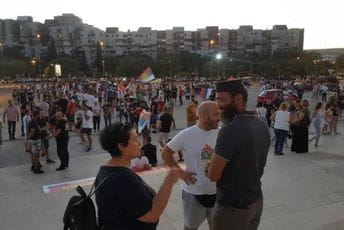 Policija spriječila sukob pristalica SPC i učesnika "kolone ljubavi" ispred Hrama Policija spriječila sukob pristalica SPC i učesnika "kolone ljubavi" ispred Hrama