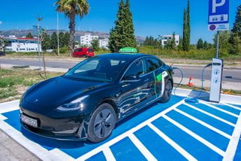 Nrekić otvorio prvu električnu punionicu u Ulcinju Nrekić otvorio prvu električnu punionicu u Ulcinju