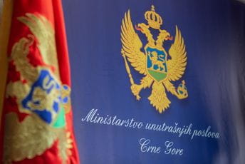 Izdavanje dokumenata sjutra od osam do 16, u nedjelju od sedam do 20 časova Izdavanje dokumenata sjutra od osam do 16, u nedjelju od sedam do 20 časova