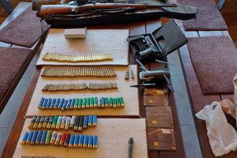 Kljajevići ipak ostaju u pritvoru Kljajevići ipak ostaju u pritvoru