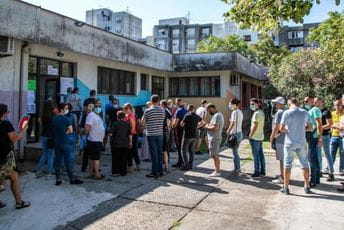 Redovi ispred biračkih mjesta, građani tvrde da se ne poštuju mjere Redovi ispred biračkih mjesta, građani tvrde da se ne poštuju mjere