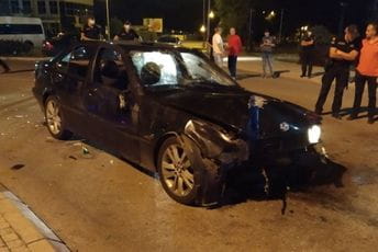 Mladić automobilom uletio u okupljene građane: Jedna osoba teško povrijeđena Mladić automobilom uletio u okupljene građane: Jedna osoba teško povrijeđena