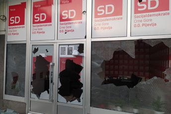 U Pljevljima kamenovane prostorije DPS-a i Socijaldemokrata U Pljevljima kamenovane prostorije DPS-a i Socijaldemokrata