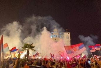 Okupljanje ispred Hrama: Sirene, vatrometi, kolona (VIDEO) Okupljanje ispred Hrama: Sirene, vatrometi, kolona (VIDEO)