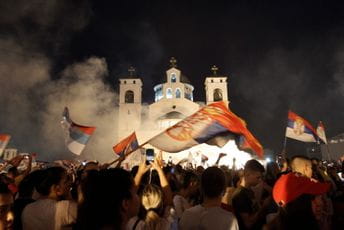 Uz tuđe ikone i zastave Uz tuđe ikone i zastave