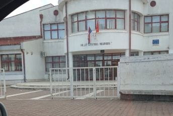 Trobojka se vijori na OŠ „Dragiša Ivanović“ Trobojka se vijori na OŠ „Dragiša Ivanović“