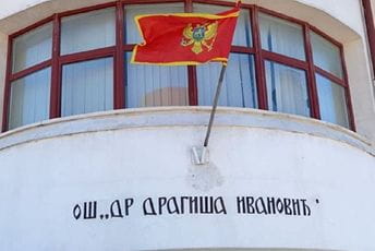 Uklonjena trobojka sa OŠ “Dragiša Ivanović” Uklonjena trobojka sa OŠ “Dragiša Ivanović”