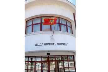 Raičević: Na školi "Dragiša Ivanović" se neće vijoriti druga zastava, sem crnogorske, dok smo mi živi! Raičević: Na školi "Dragiša Ivanović" se neće vijoriti druga zastava, sem crnogorske, dok smo mi živi!