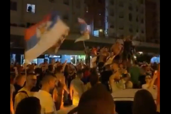 (VIDEO) Skandalozni pokliči ispred Hrama u Podgorici: Ko ne skače taj je Šiptar! Kod stadiona Koma na Zlatici uz pucnjavu, pjesme i srpske zastave (VIDEO) Skandalozni pokliči ispred Hrama u Podgorici: Ko ne skače taj je Šiptar! Kod stadiona Koma na Zlatici uz pucnjavu, pjesme i srpske zastave