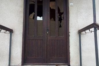 Kamenovali prostorije Islamske zajednice i ostavili poruku - “Polećela crna ptica, Pljevlja biće Srebrenica” Kamenovali prostorije Islamske zajednice i ostavili poruku - “Polećela crna ptica, Pljevlja biće Srebrenica”