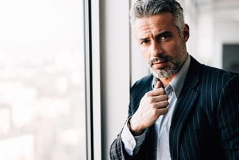 Da li znate sa koliko godina su muškarci najsrećniji, kada zarađuju najviše, kada počinju da varaju, a kada da ćelave? Da li znate sa koliko godina su muškarci najsrećniji, kada zarađuju najviše, kada počinju da varaju, a kada da ćelave?