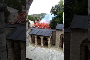 Sveštenici SPC iz Cetinjskog manastira posmatrali patriotski skup