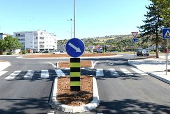 Završena izgradnja kružne raskrsnice ulica Meše Selimovića i Blaža Jovanovića Završena izgradnja kružne raskrsnice ulica Meše Selimovića i Blaža Jovanovića