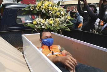 Ko neće da nosi masku, plaća kaznu ili mora da leži minut u mrtvačkom kovčegu Ko neće da nosi masku, plaća kaznu ili mora da leži minut u mrtvačkom kovčegu