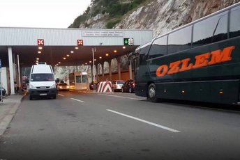 Septembar na moru: Građani Srbije sa brzim testovima ulaze u Crnu Goru Septembar na moru: Građani Srbije sa brzim testovima ulaze u Crnu Goru