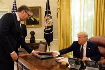 Vučić oduševljen olovkom, Tramp ih svima dijeli (VIDEO) Vučić oduševljen olovkom, Tramp ih svima dijeli (VIDEO)