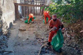 Ekipe Čistoće danas uklanjanju otpad iz Savinog potoka Ekipe Čistoće danas uklanjanju otpad iz Savinog potoka