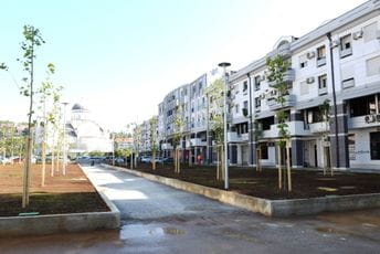 Uređen prostor između zgrada na Bulevaru Svetog Petra Cetinjskog Uređen prostor između zgrada na Bulevaru Svetog Petra Cetinjskog