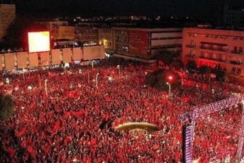 Crnogorski odgovor se nastavlja: Svi zastave na balkone! Crnogorski odgovor se nastavlja: Svi zastave na balkone!