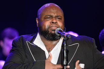 Popularni pjevač preminuo od virusa korona Popularni pjevač preminuo od virusa korona