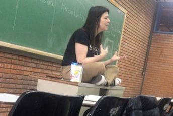 Profesorica zaražena koronom preminula usred onlajn predavanja Profesorica zaražena koronom preminula usred onlajn predavanja