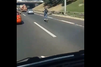 (VIDEO) Vozio električni trotinet auto-putem kroz Beograd 80 km/h! (VIDEO) Vozio električni trotinet auto-putem kroz Beograd 80 km/h!