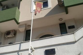 Na zgradi Državnog arhiva zapaljena crnogorska zastava Na zgradi Državnog arhiva zapaljena crnogorska zastava