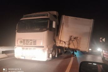 Zastoj na magistrali PG-KL: Prikolica popriječila put Zastoj na magistrali PG-KL: Prikolica popriječila put