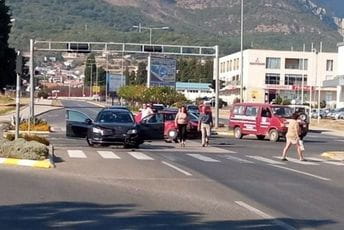 Ponovo udes : Kontakt više vozila na prometnoj raskrsnici Ponovo udes : Kontakt više vozila na prometnoj raskrsnici