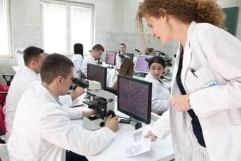 Polaganje prijemnog na Medicinskom fakultetu uz maske i distancu Polaganje prijemnog na Medicinskom fakultetu uz maske i distancu