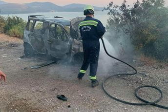 Tivat: Automobil sletio s puta i zapalio se, vozač prošao s lakšim povredama (FOTO) Tivat: Automobil sletio s puta i zapalio se, vozač prošao s lakšim povredama (FOTO)