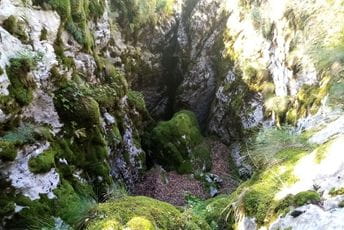 LOVĆENSKI MEDALJONI: Jezero u pećini duboko ispod Kuka